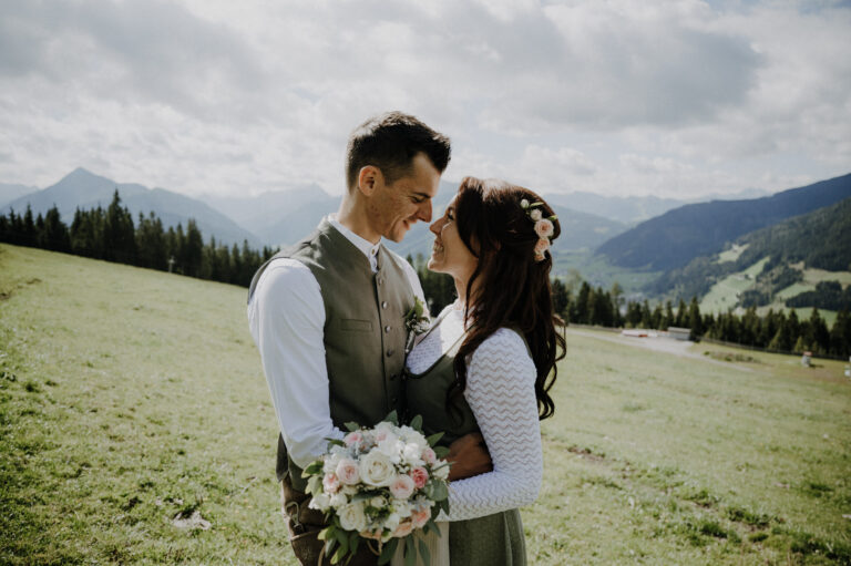 Ein Tag voller Bergromantik: Lisa und Stefans Hochzeit auf der Reitlehenalm